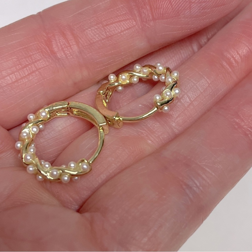 Earrings- Petite&classy. Pearl Beads wrapped over .5” diam. NIP casual to dressy - Picture 6 of 6
